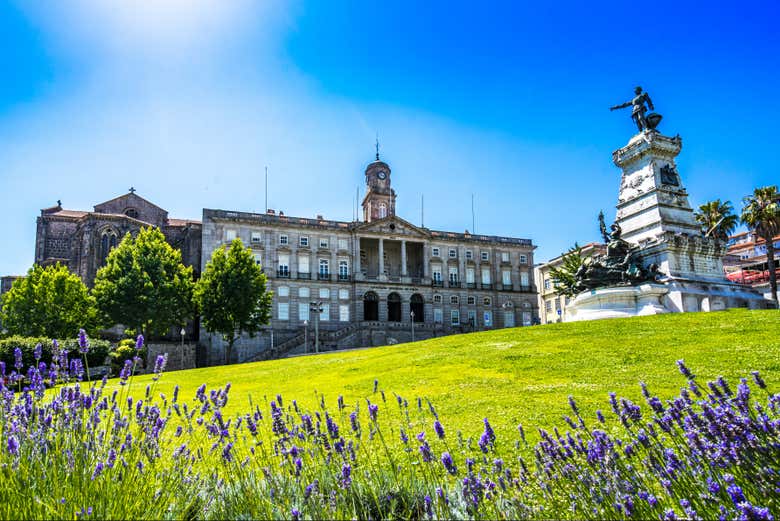 Monumento al Infante Don Henrique frente a la Bolsa de Oporto
