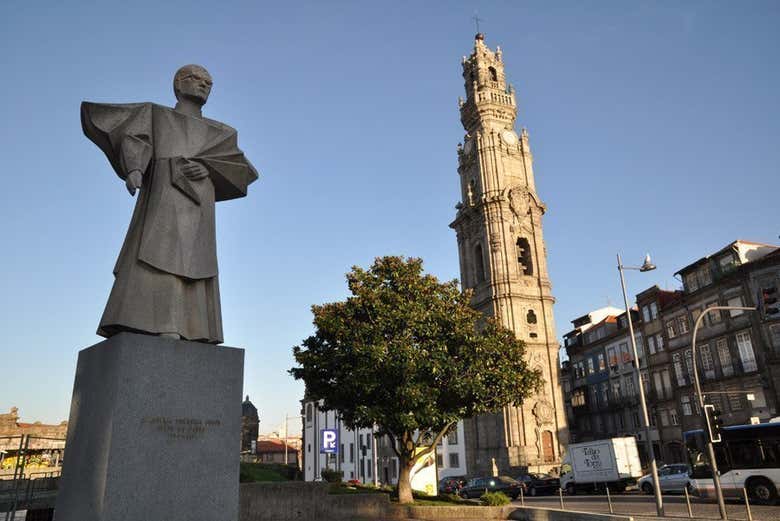 Estatua del obispo Ferreira, frente a la Torre de los Clérigos