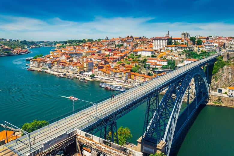 El puente de Don Luis I conecta Oporto y Vila Nova de Gaia