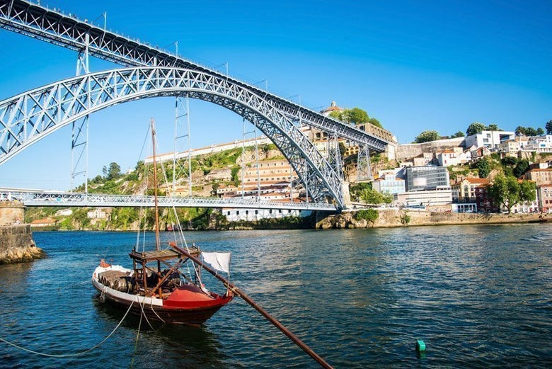 Rabelo tradicional y puente de Don Luis I